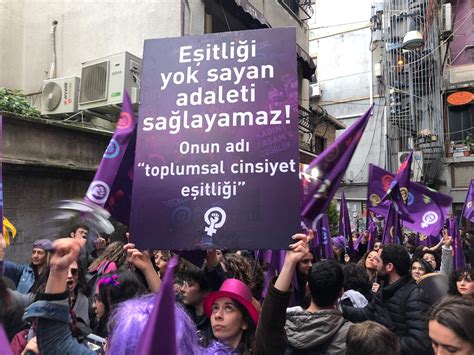 T­a­k­s­i­m­­d­e­ ­­F­e­m­i­n­i­s­t­ ­G­e­c­e­ ­Y­ü­r­ü­y­ü­ş­ü­­